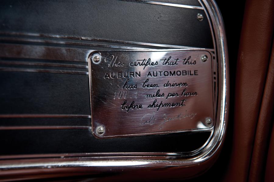 Детали интерьера Auburn 852 SC Convertible Coupe 1936 года  (фото 16 из 50)